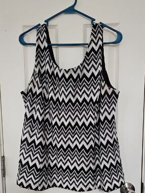 Jones Studio Black and White Chevron Scoop Tank